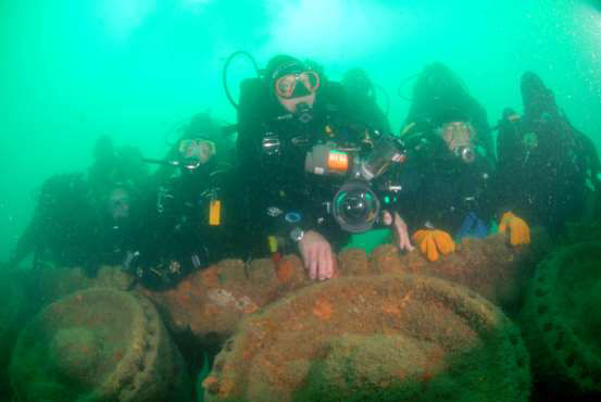 Divers pose for a final group shot at the end of the survey (Tank B)